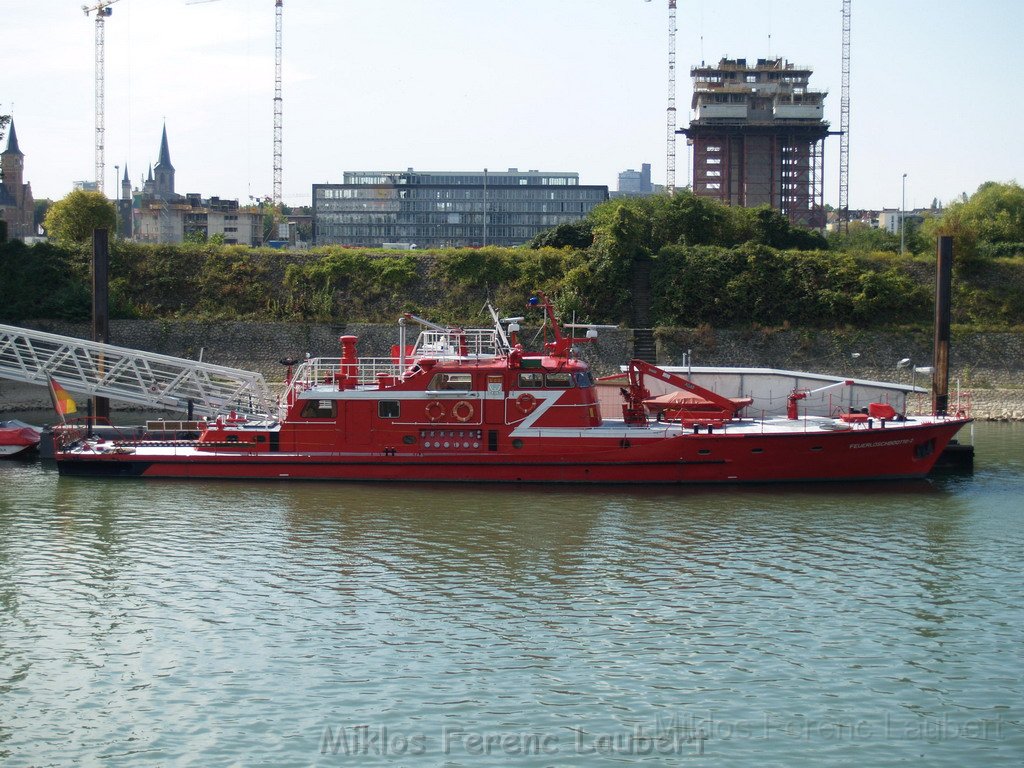 Feuerloeschboot 10-2   P219.JPG